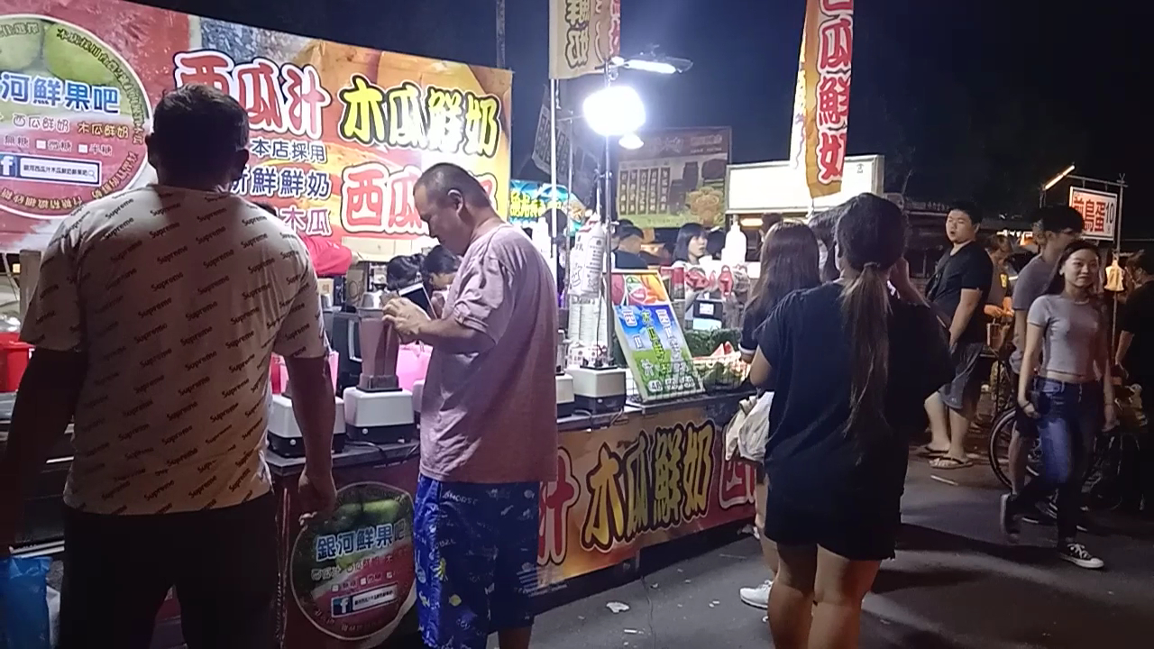 斗南夜市西瓜汁木瓜牛奶攤,排隊人潮不斷