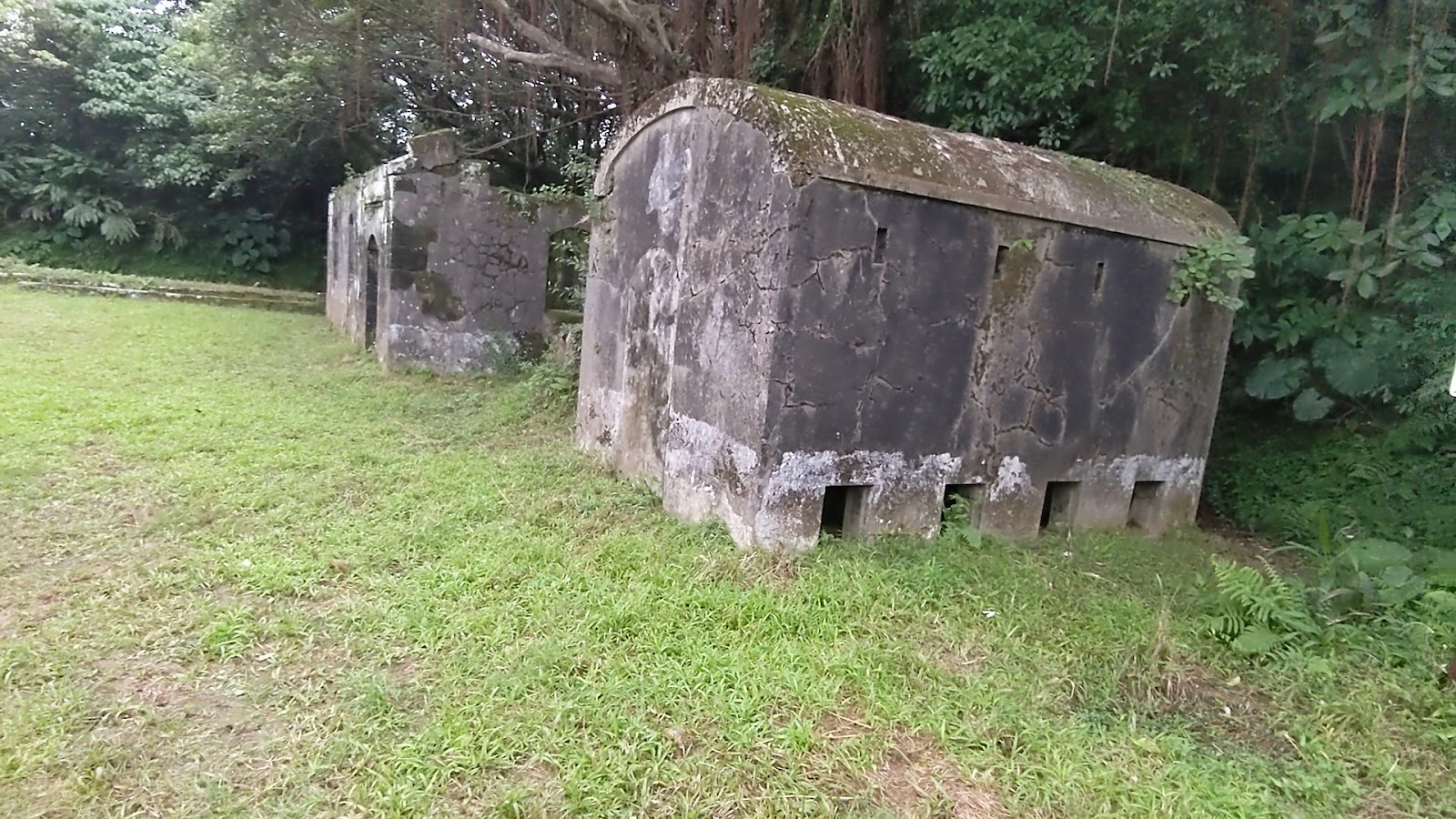 槓子寮砲臺草地上的碉堡建築遺跡