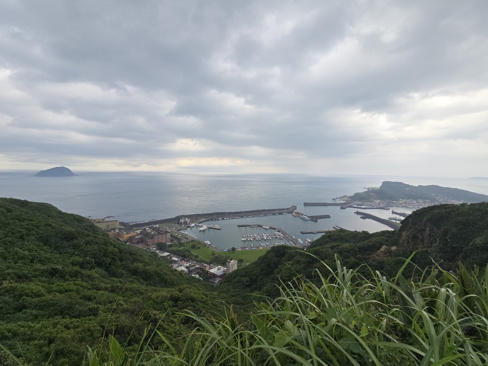 槓子寮砲臺制高點俯瞰漁港聚落與海岸線