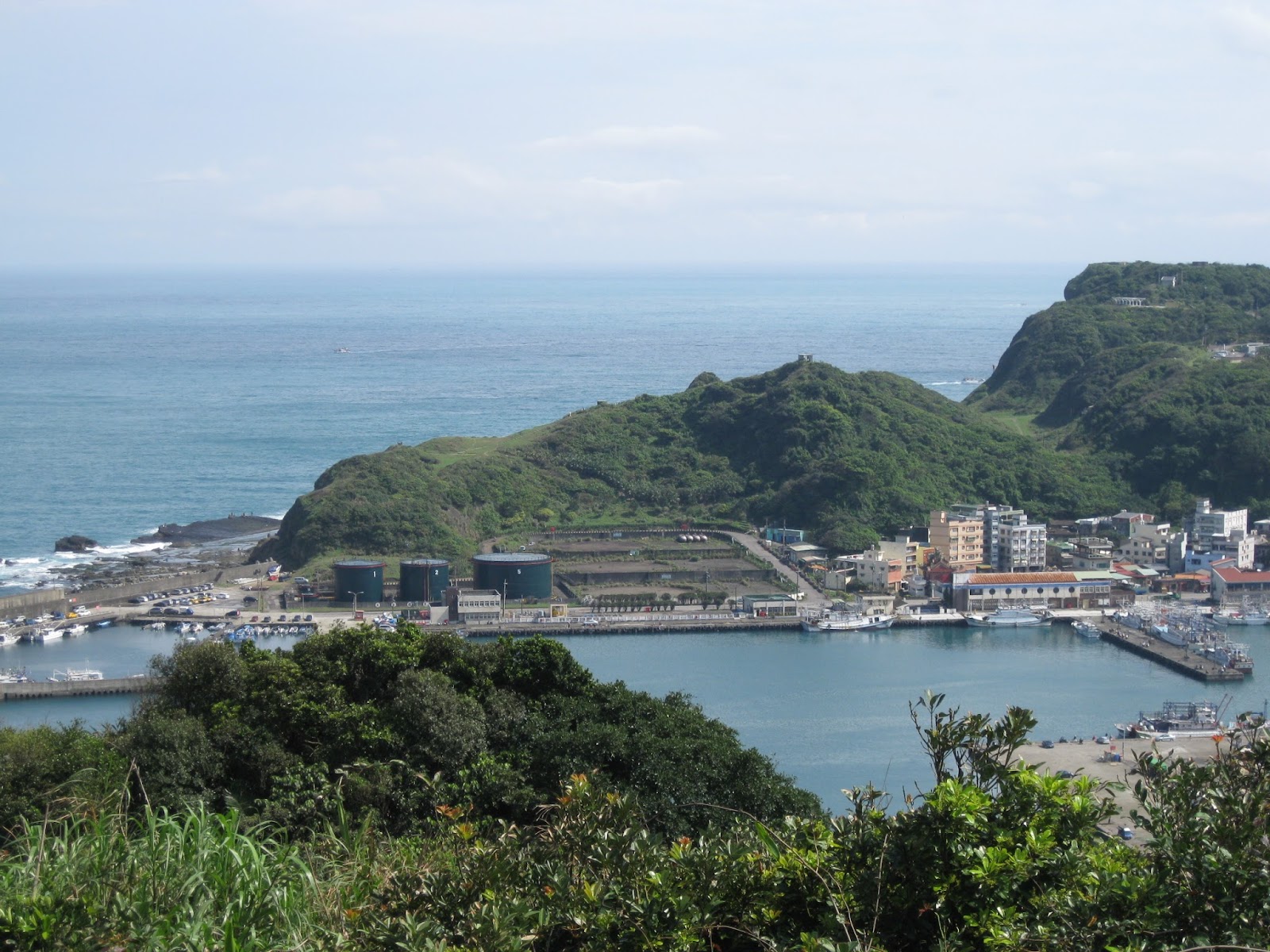 槓子寮砲臺高處俯瞰漁港市鎮全景