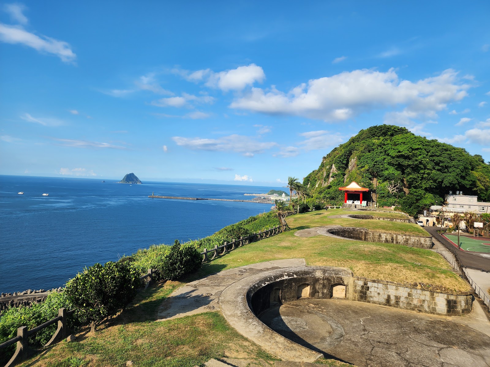 槓子寮砲臺制高點砲座全景，藍天海景與遠方基隆嶼
