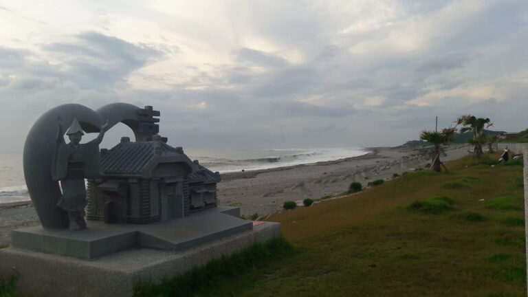 吉野石羊石雕地標與遠方海岸線,花蓮台11線海岸公路秘境