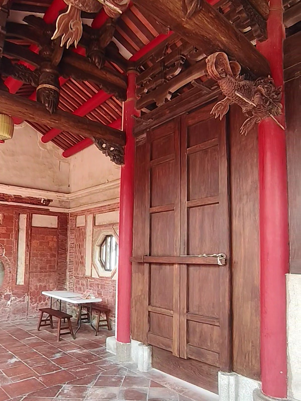 磺溪書院紅色木門與室內走廊近拍