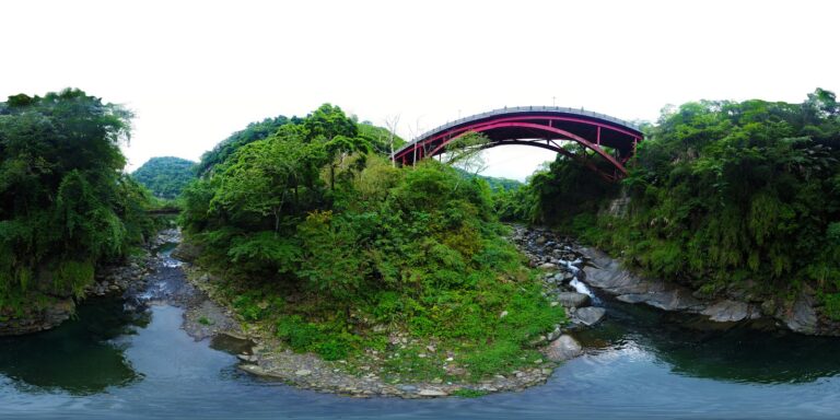 錦屏大橋跨越錦屏溪峽谷，紅色拱橋與溪谷綠意環繞