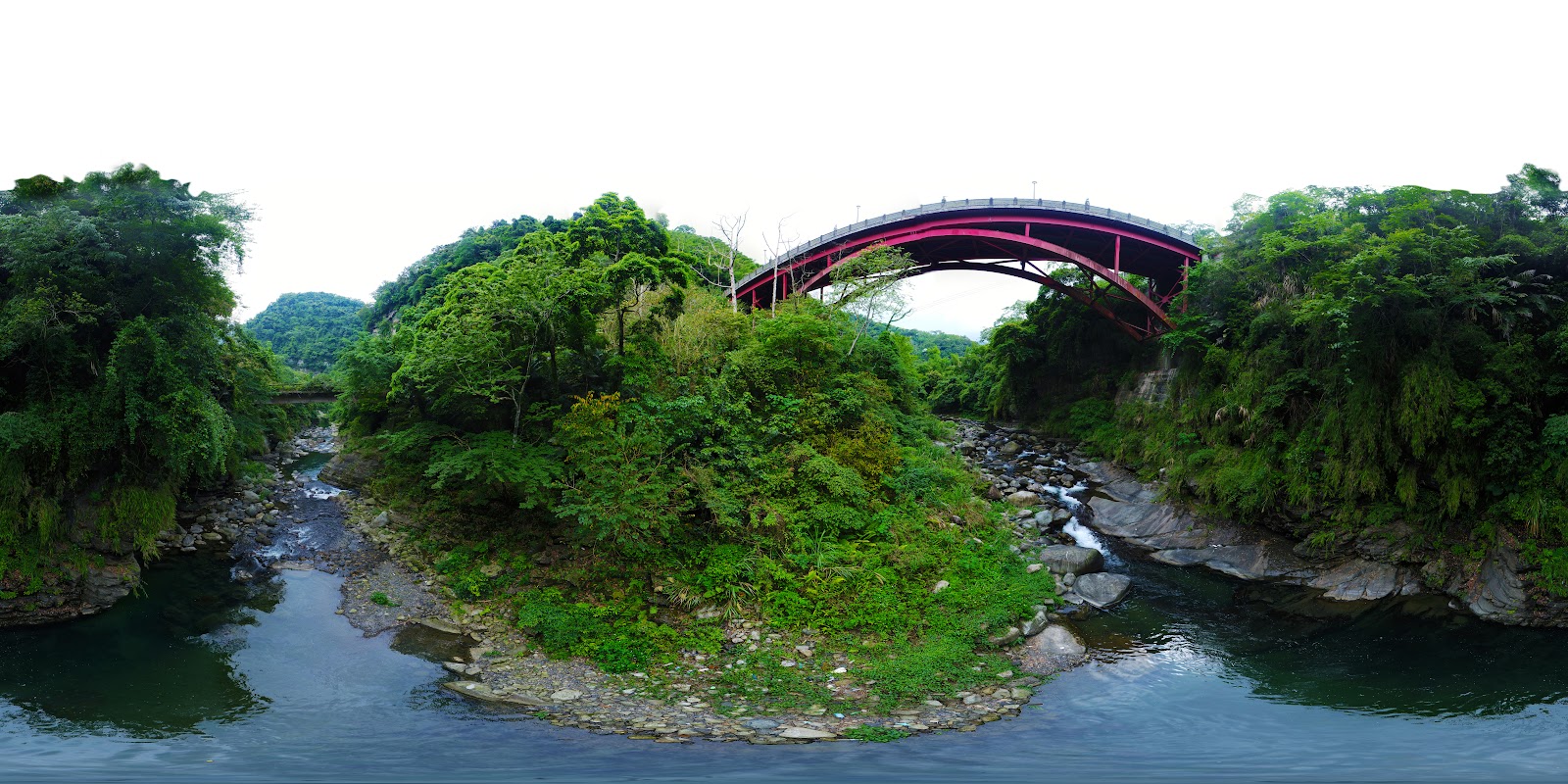 錦屏大橋跨越錦屏溪峽谷，紅色拱橋與溪谷綠意環繞