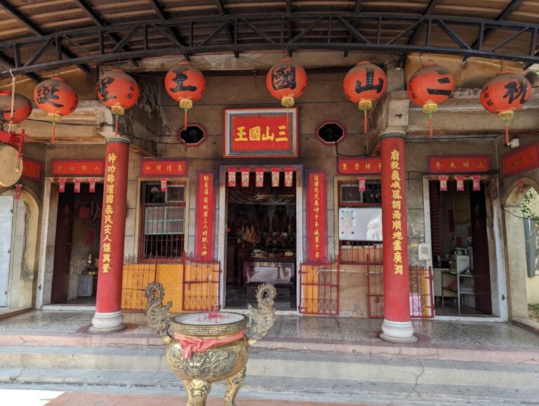 九塊厝三山國王廟正立面，紅燈籠與三山國王匾額