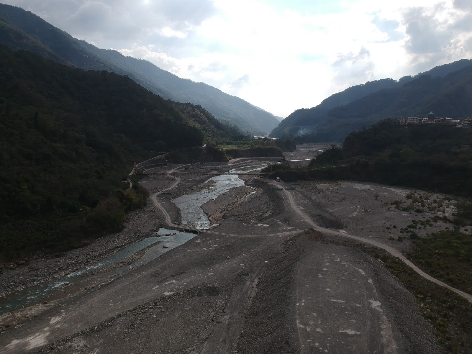 高雄桃源區南橫公路沿線河谷空拍景觀,山巒層疊河床開闊