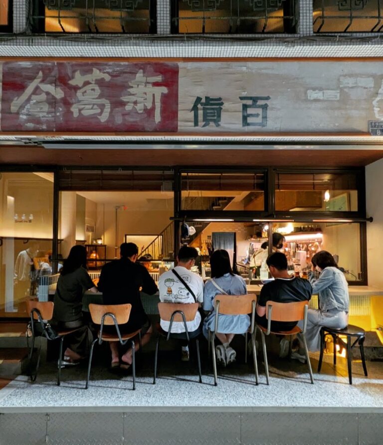 銀座聚場老屋咖啡館夜晚點燈,高雄鹽埕懷舊咖啡民宿