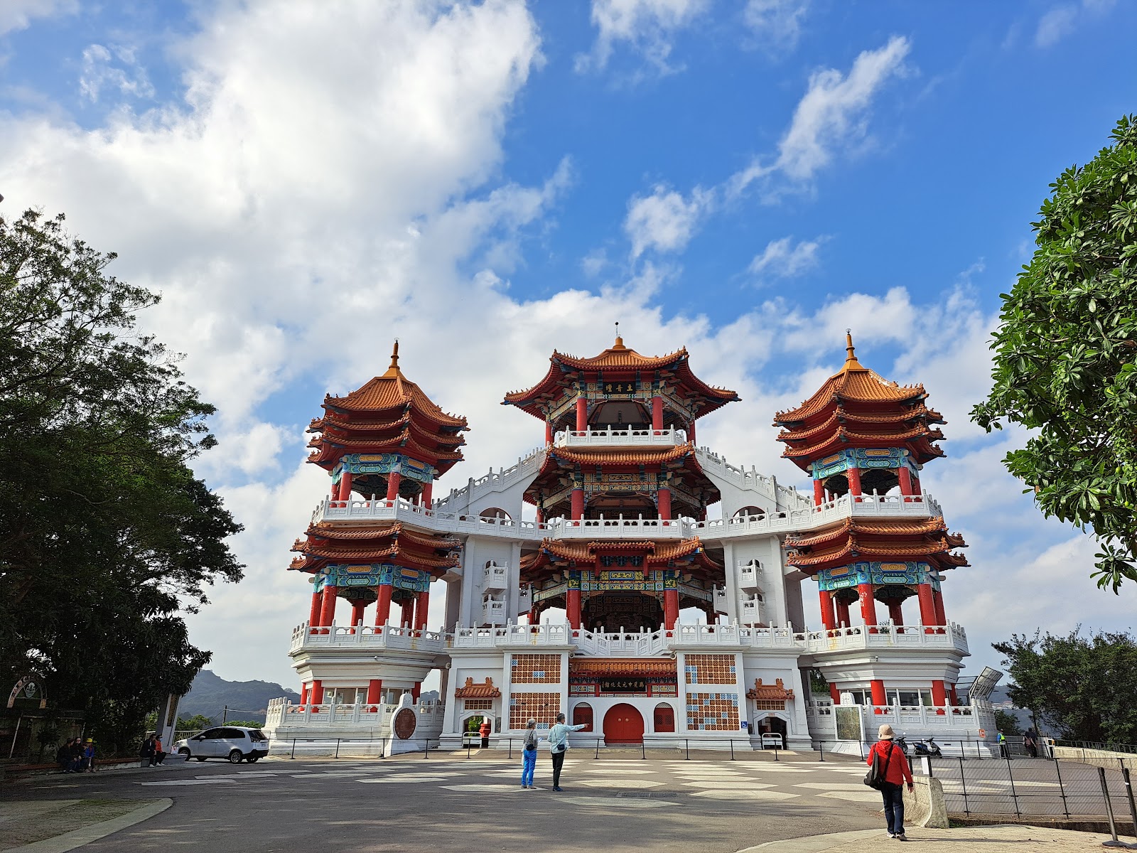 基隆主普壇正面全景，三塔式紅金中式建築，2026雞籠中元祭