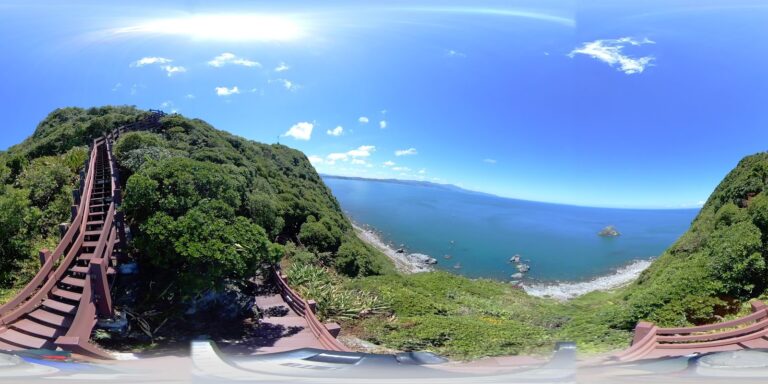 基隆嶼沿海木棧道步道,是登島健行最經典的拍照路線