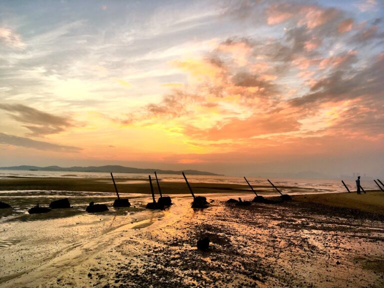金門慈湖夕陽軌條砦剪影景色