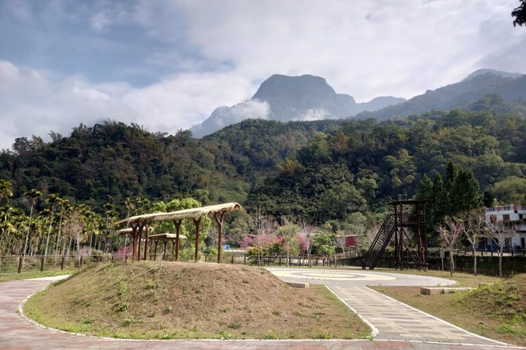 來吉文化廣場茅草涼亭與廣場地景，遠方大塔山雲霧繚繞
