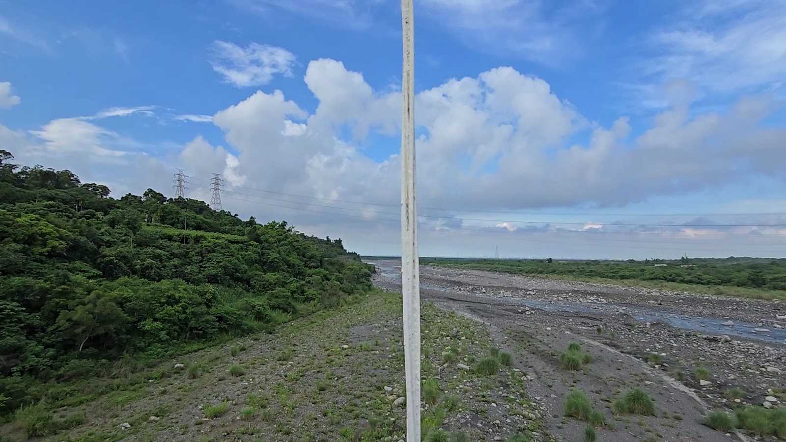丹林吊橋遠景，橋身連接兩側山壁，下方溪流蜿蜒
