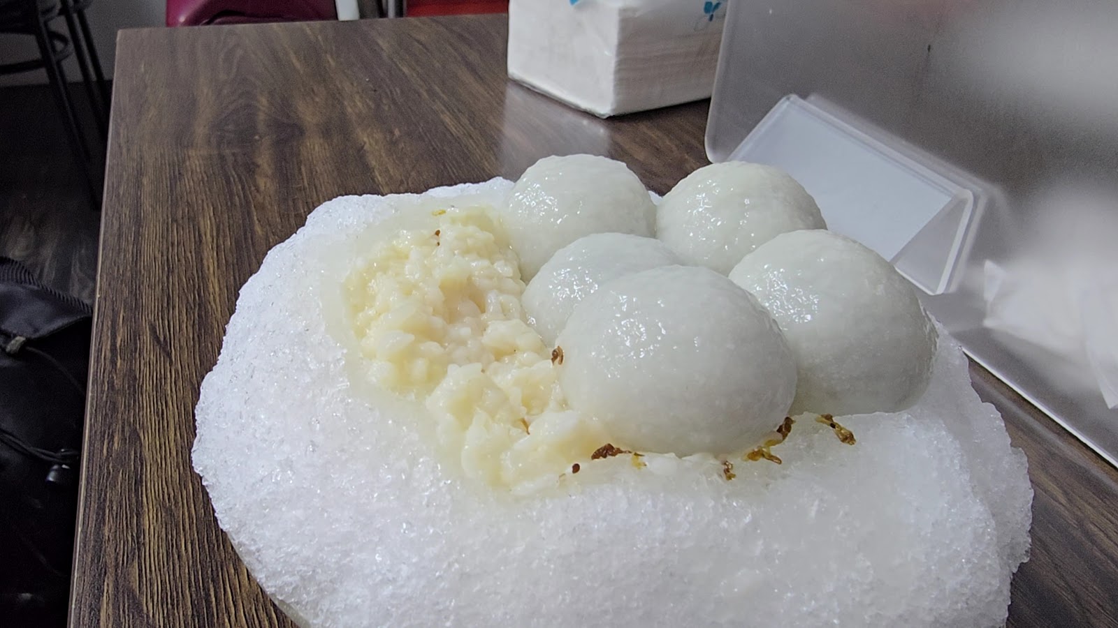 通化夜市剉冰店的雪白剉冰堆疊如山，上頭放著Q彈麻糬與桂花蜜