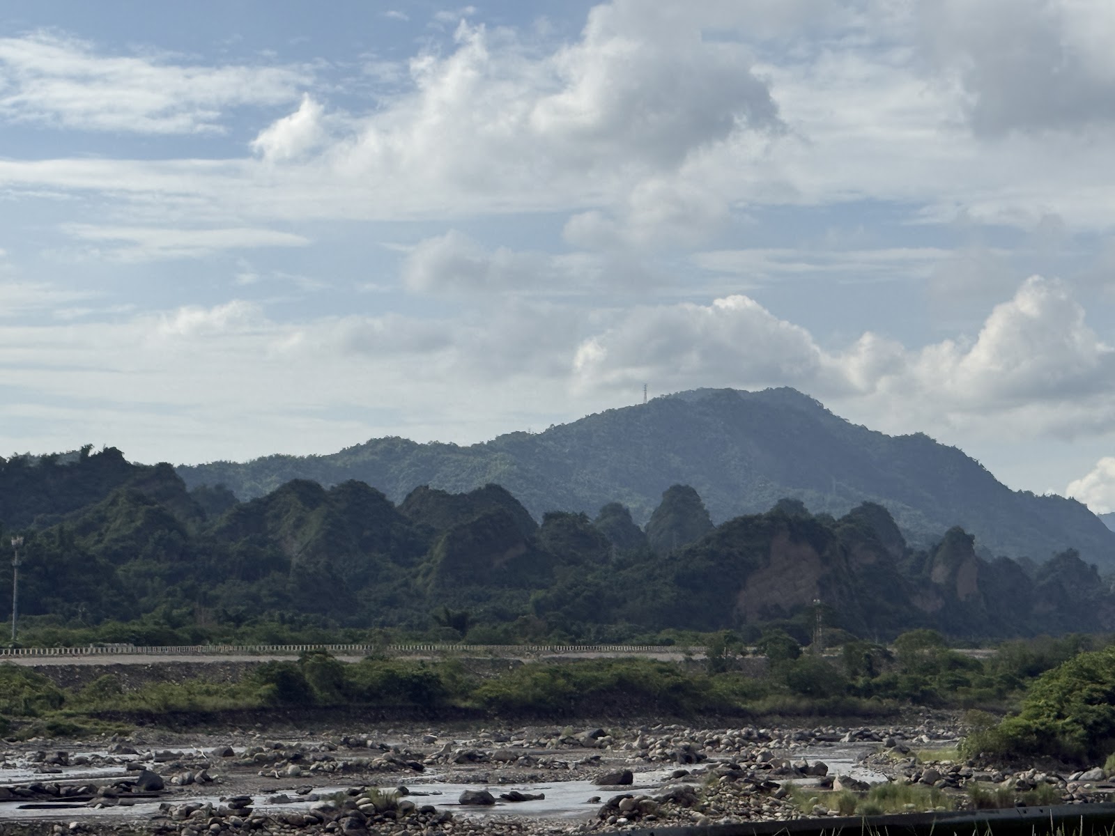 十八羅漢山礫岩山脈全景，山勢崎嶇如刀削，雲層厚重更添蒼茫感