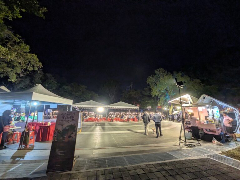 柳營夜間市集活動現場帳篷攤位與燈光