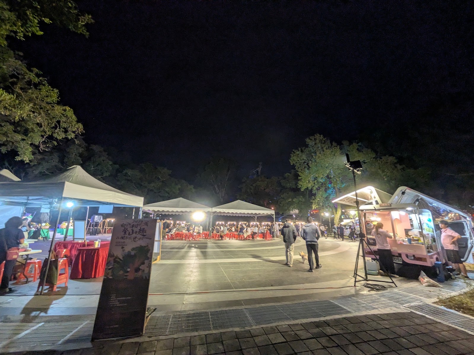 柳營夜間市集活動現場帳篷攤位與燈光