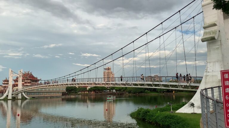 桃園龍潭南天宮環湖吊橋，遠方可見水中廟宇全景