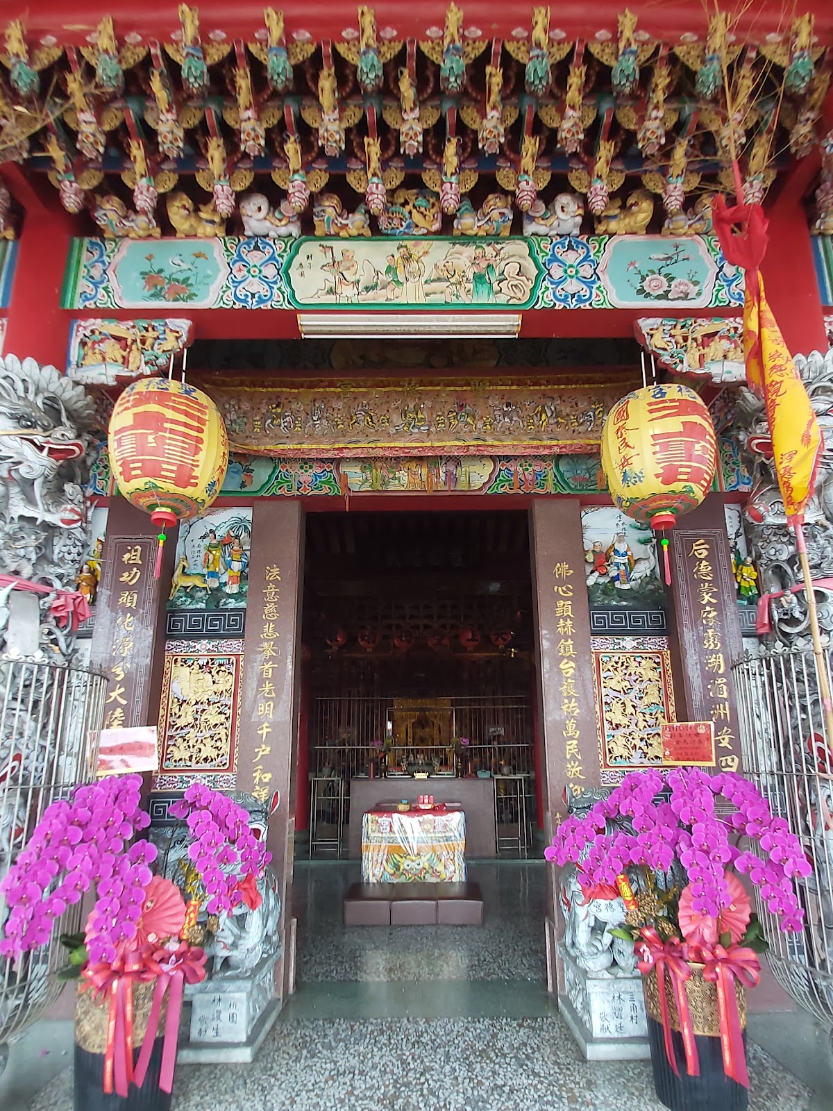 中寮安溪城隍廟側門雕花供花