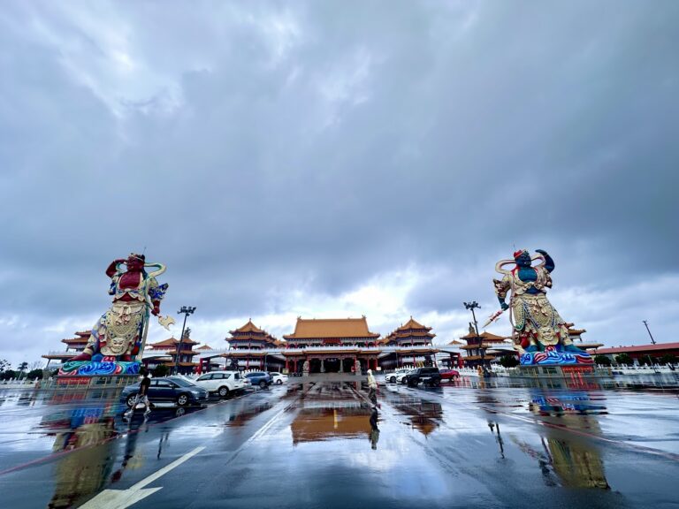 鹿耳門聖母廟廣場雨後兩側巨型神將守門倒影