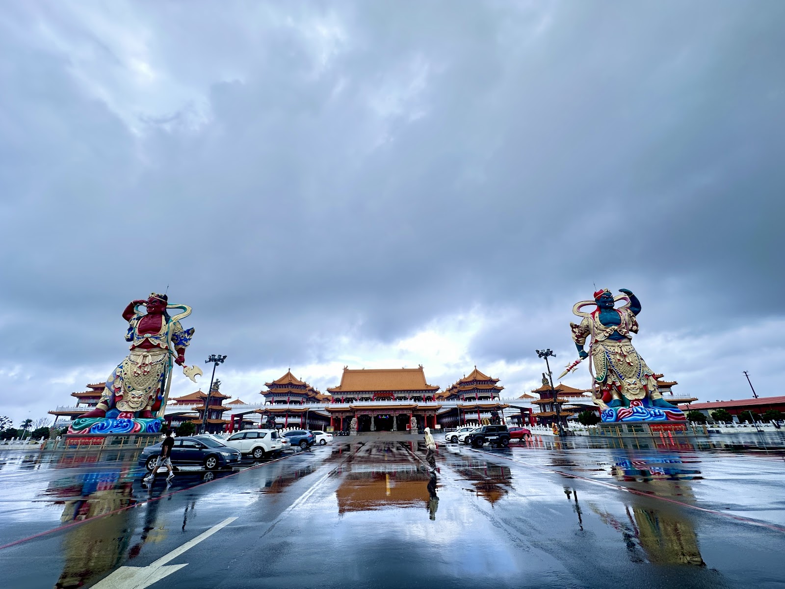 鹿耳門聖母廟廣場雨後兩側巨型神將守門倒影