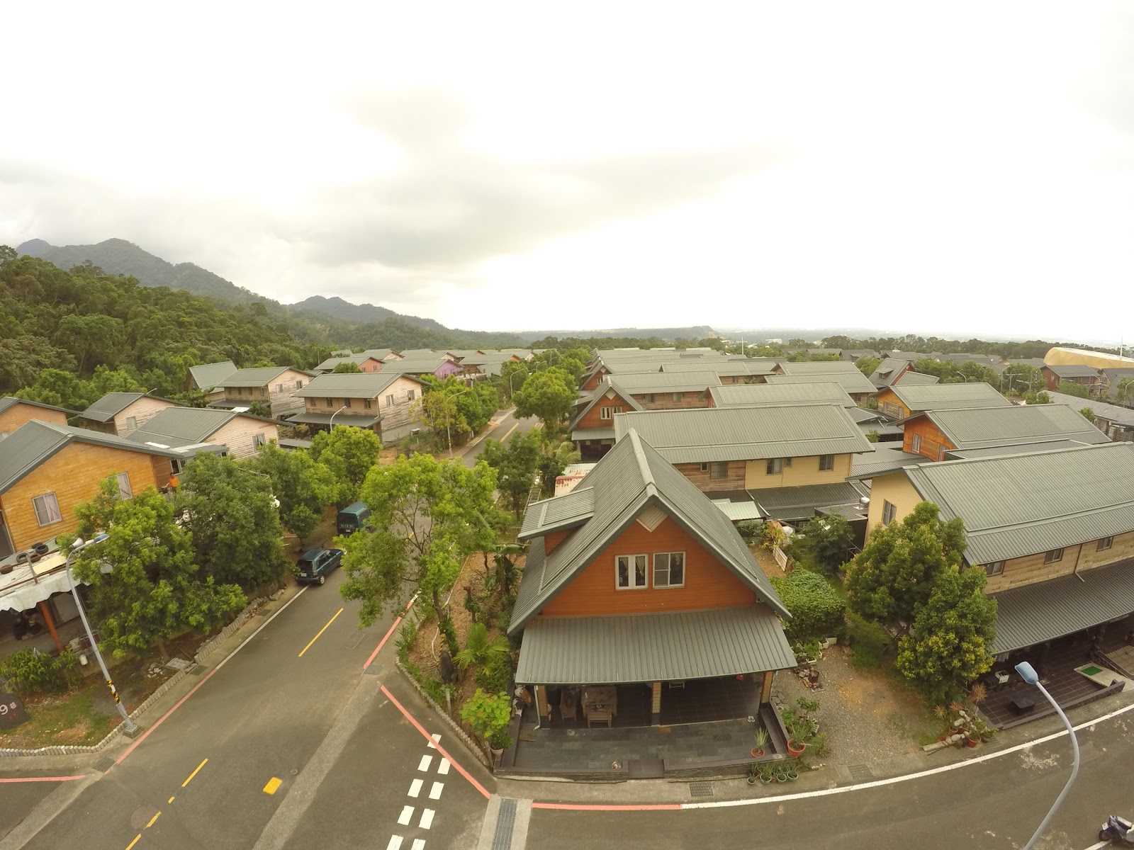 空拍鳥瞰禮納里部落社區，整齊的屋舍與蜿蜒街道，屏東瑪家鄉排灣族魯凱族部落