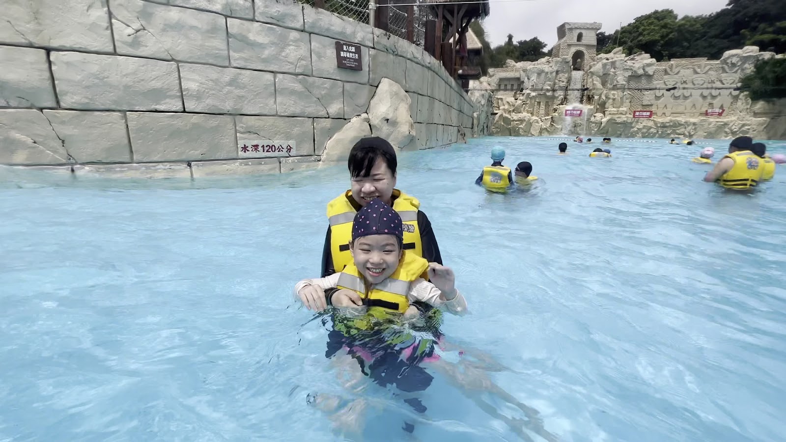 馬拉灣親子在浪池戲水黃色救生衣水深120cm標示