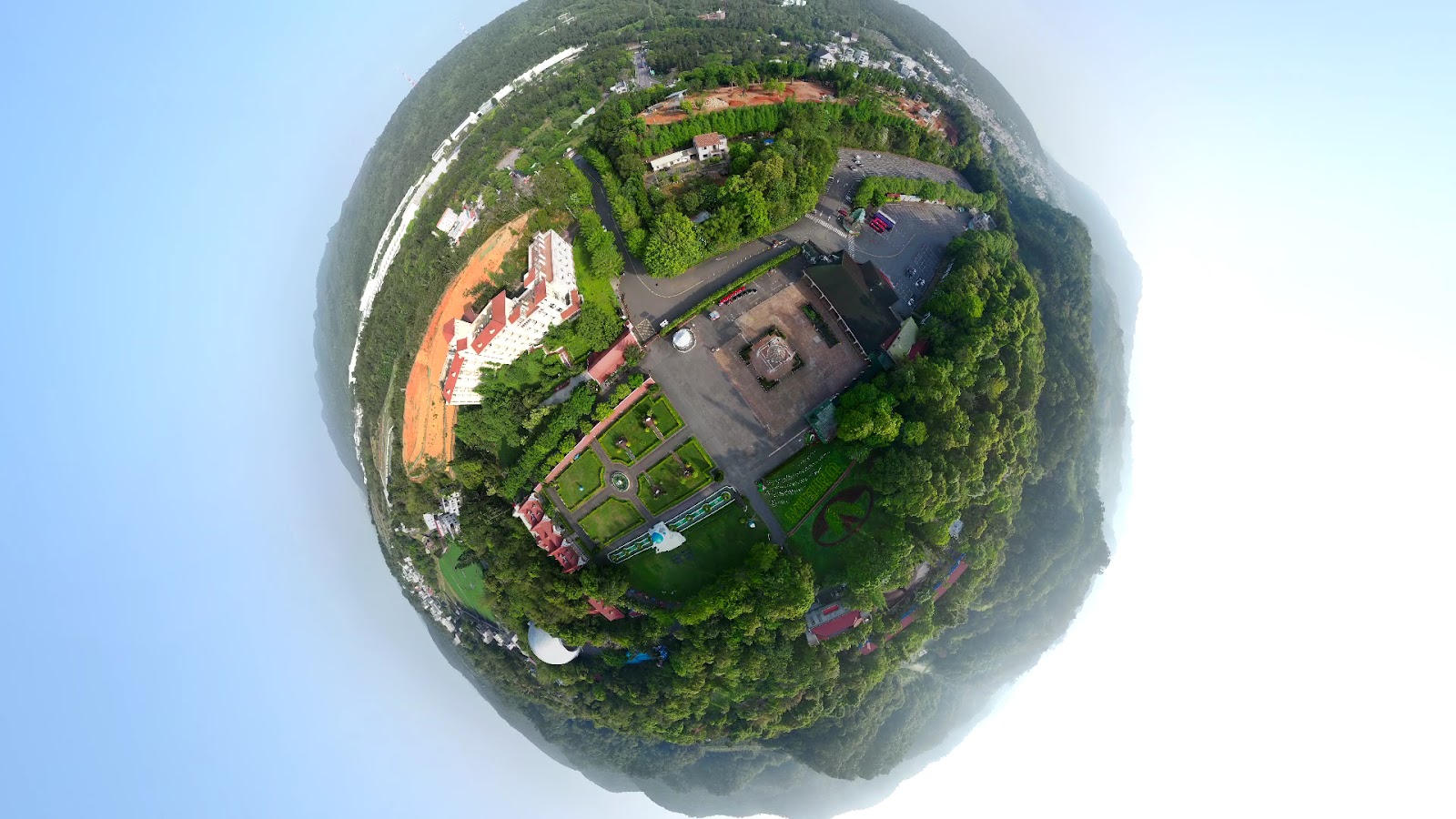 西湖渡假村空拍全景，360度魚眼視角呈現整個園區配置