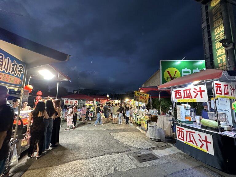 苗栗市英才觀光夜市夜晚全景,西瓜汁攤與人潮熙攘