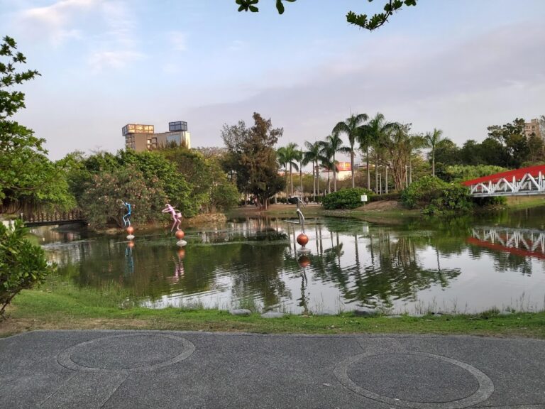 高雄旅遊懶人包|8大必去景點與夜市一次收藏,從美麗島到旗津這樣玩最順