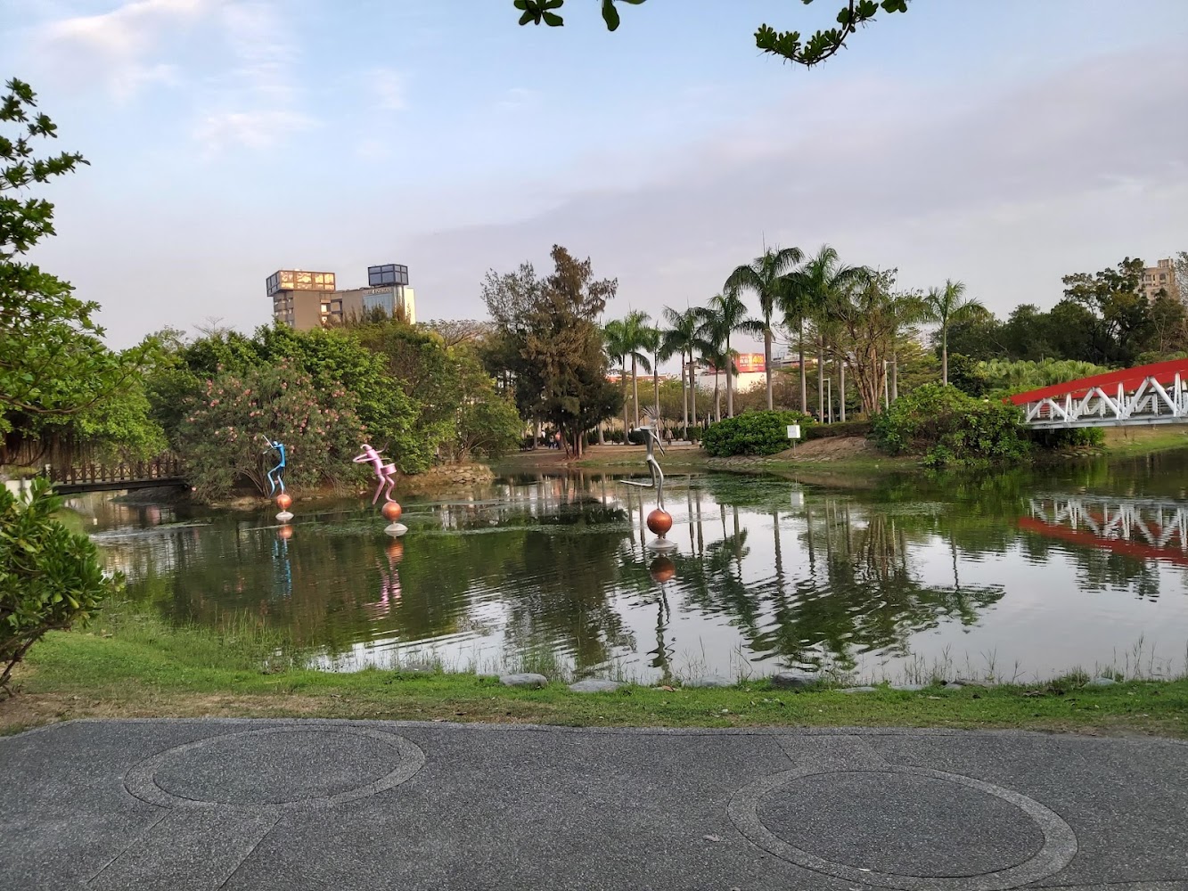 高雄旅遊懶人包｜8大必去景點與夜市一次收藏，從美麗島到旗津這樣玩最順