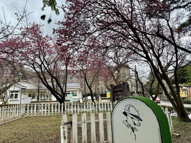 Light On Old Town 光在草山深度散策:陽明山美軍宿舍群裡的餐飲聚落、星巴克與老屋風景一次看