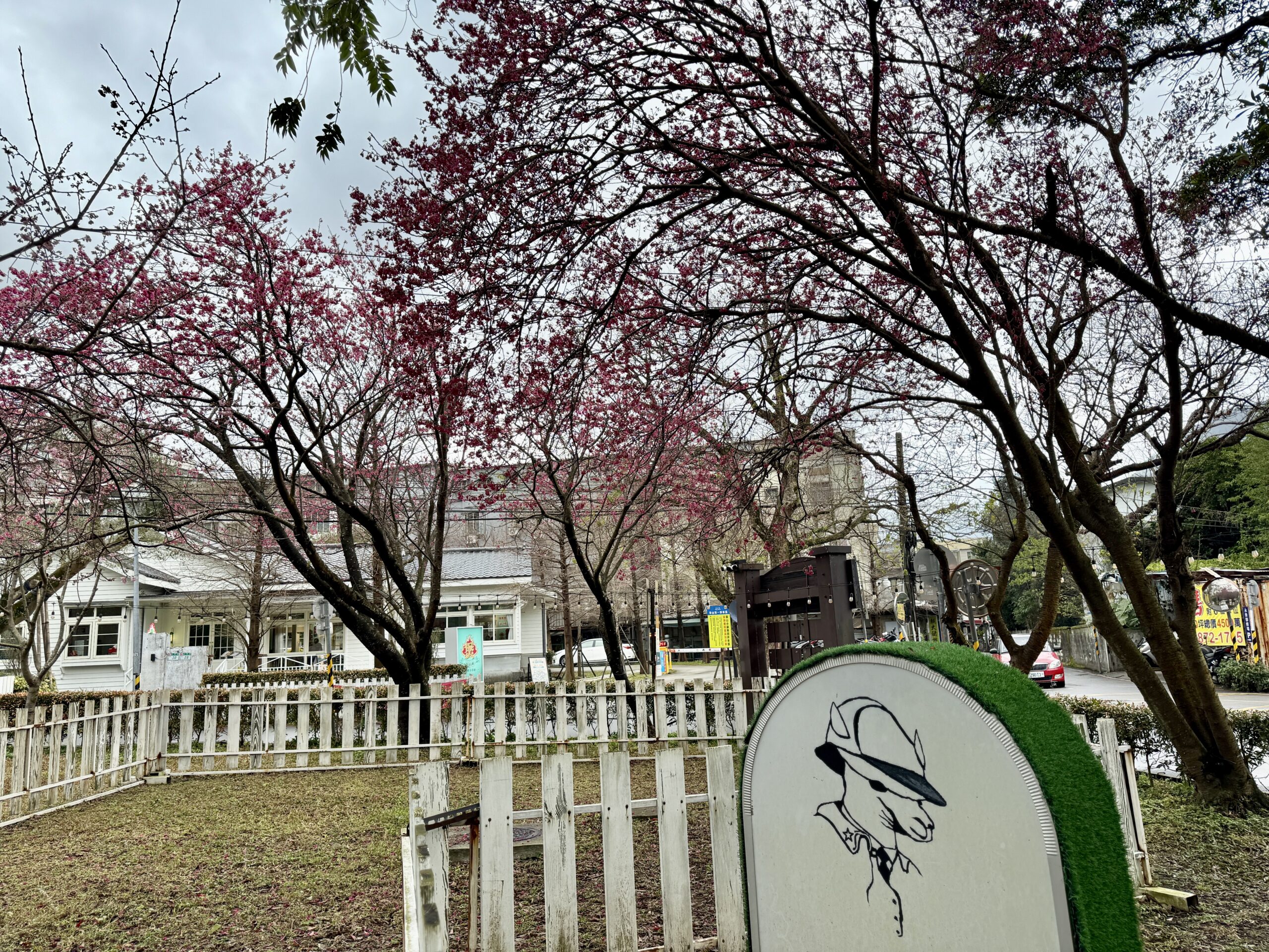 Light On Old Town 光在草山深度散策：陽明山美軍宿舍群裡的餐飲聚落、星巴克與老屋風景一次看