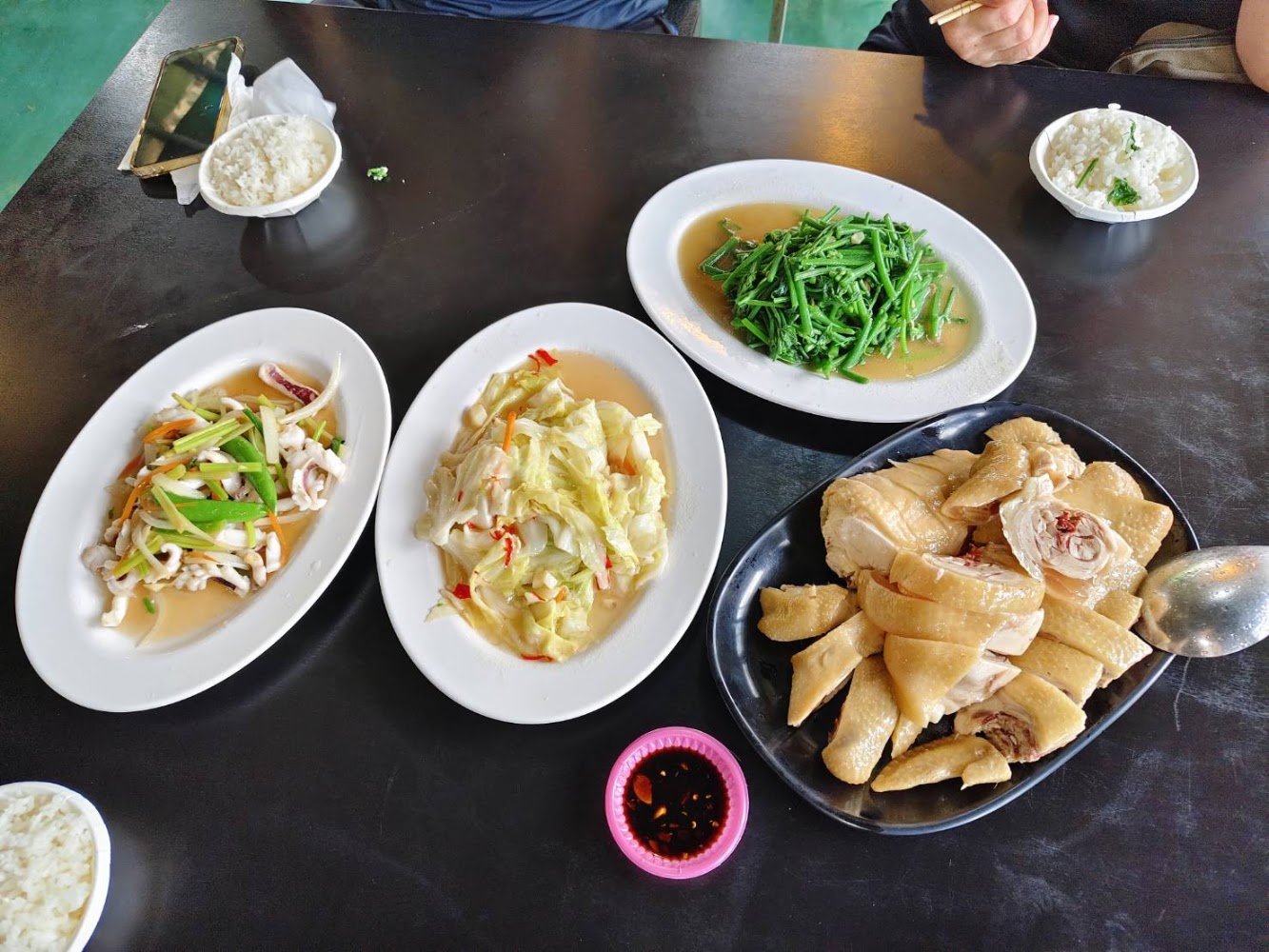 竹子湖山中園野菜餐廳深度評測｜停車方便、白斬雞必點，陽明山用餐順遊海芋田