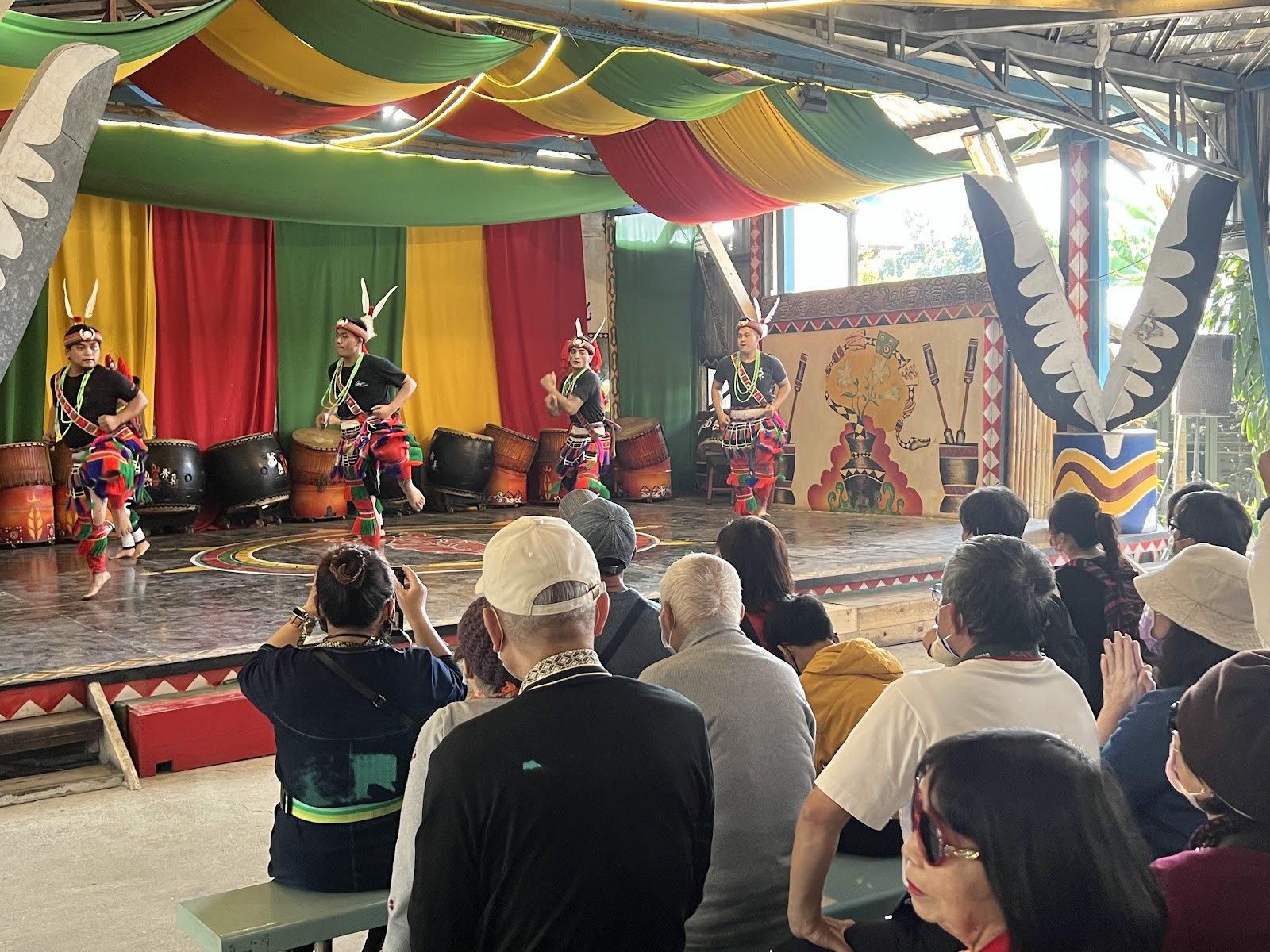 南島文化藝術村原住民鼓手在舞台上表演高雄大寮一日遊