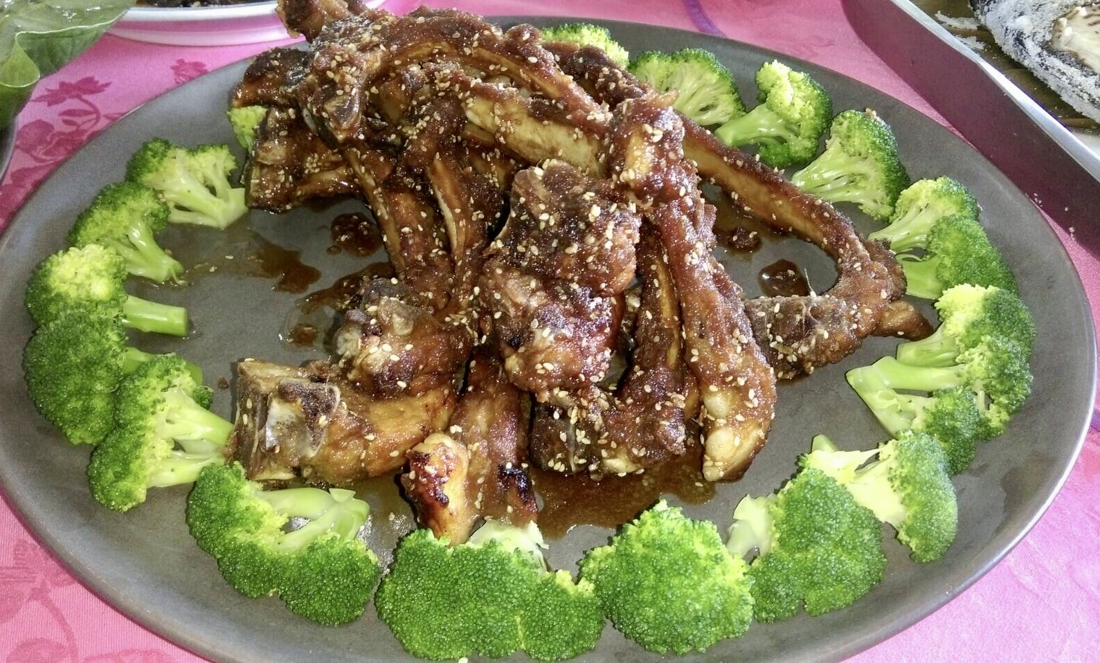南方部落招牌胡麻醬燒肋排