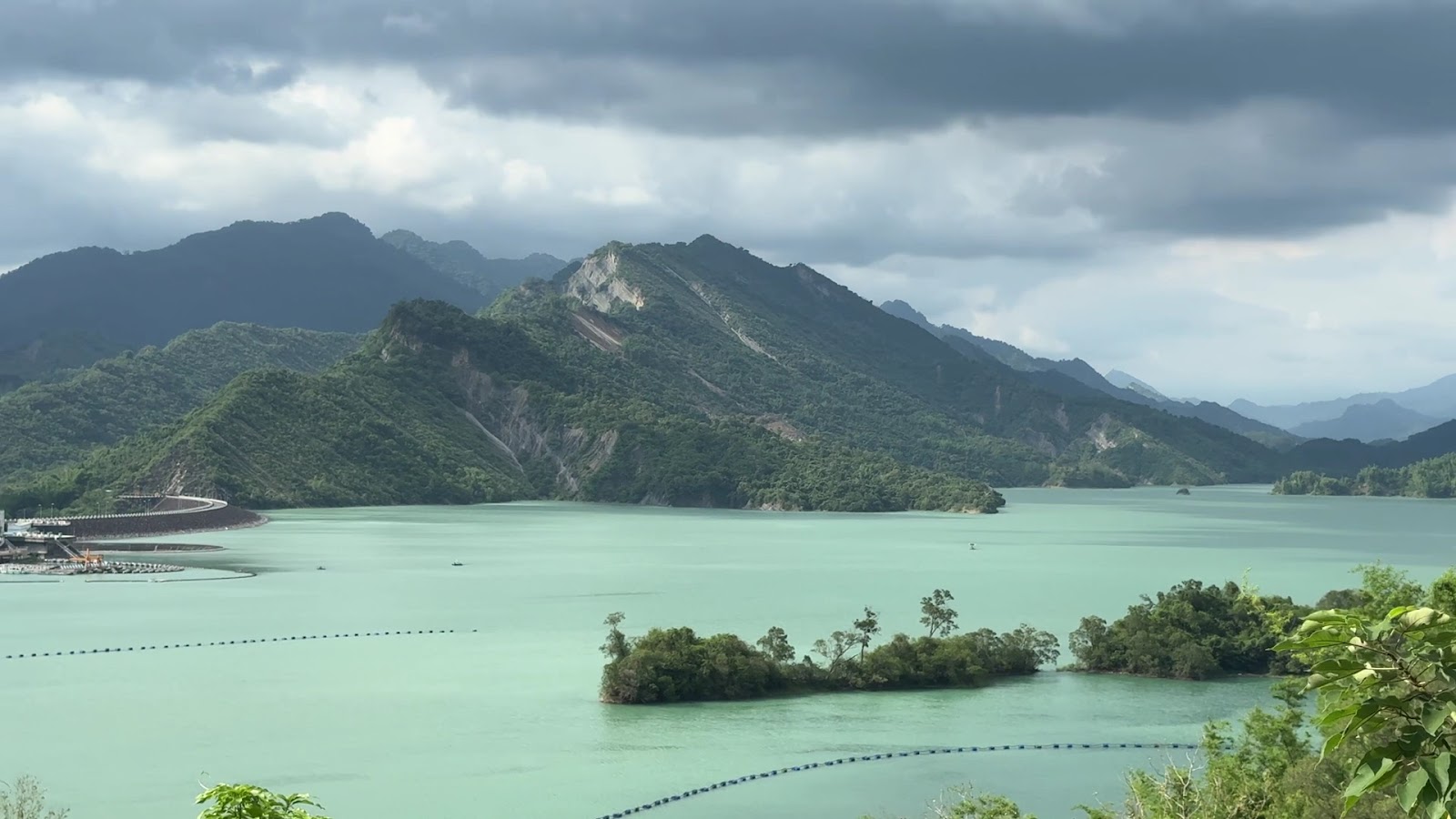 台南南化水庫一日遊 翡翠綠湖面浮島大壩全景