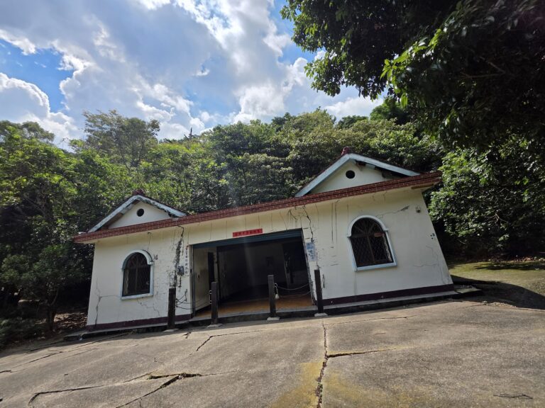 921大地震保留的南投國姓九份二山傾斜屋，牆面明顯龜裂傾斜