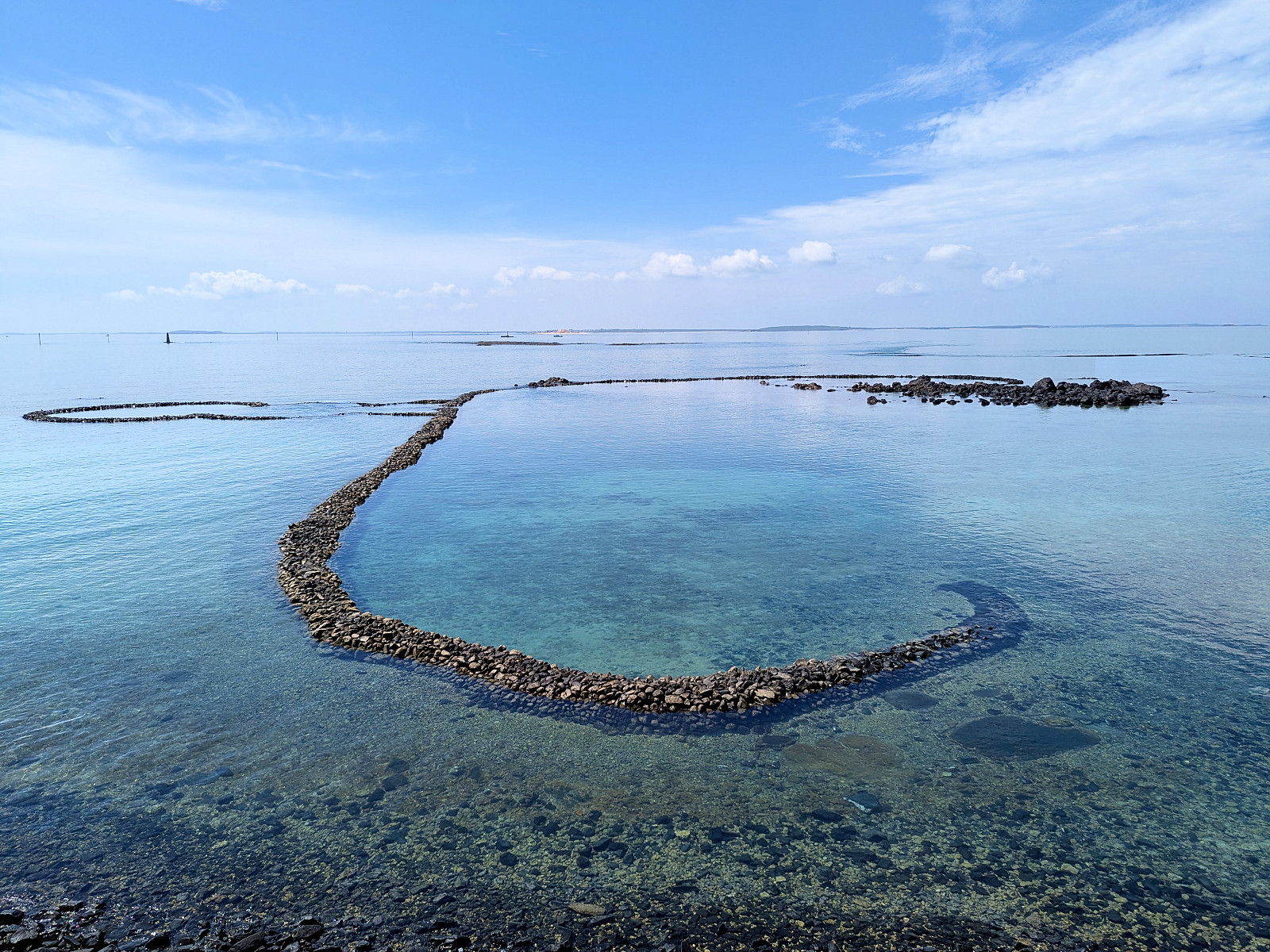 澎湖吉貝石滬半月形石牆清澈藍綠海水