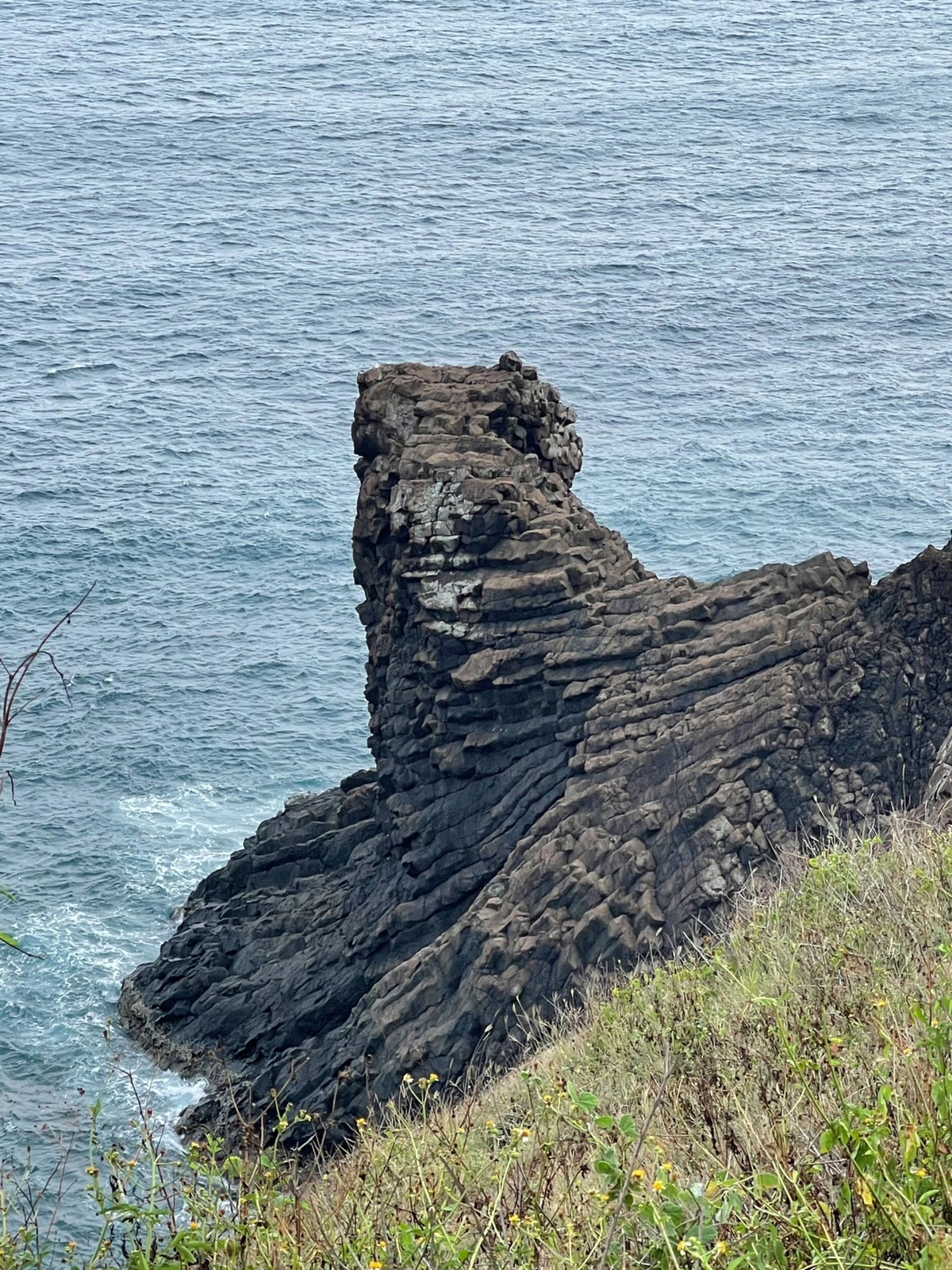 澎湖七美望夫石玄武岩礁石近拍節理紋路海面背景