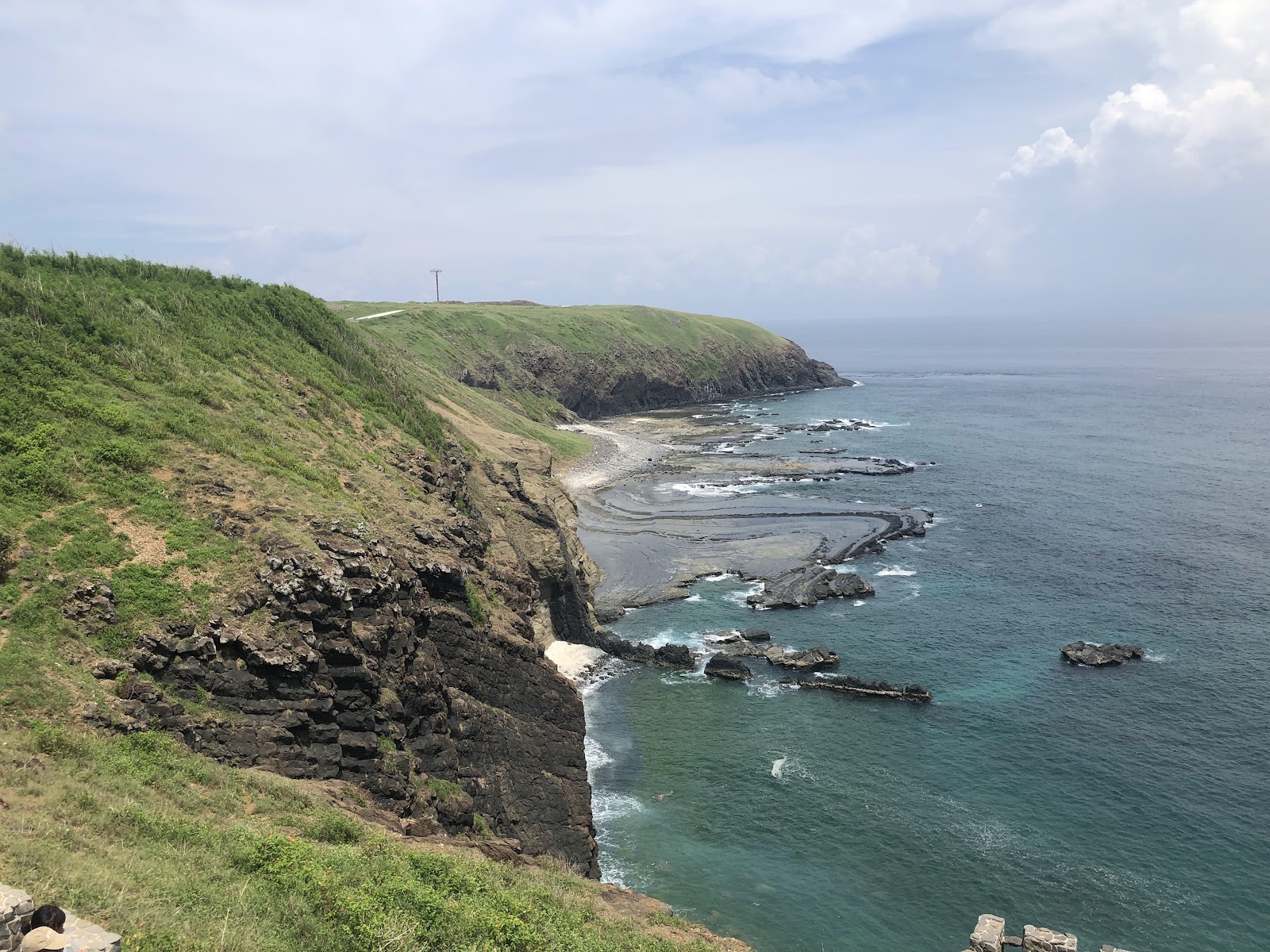 澎湖七美月鯉灣海岸地形翠綠草坡礁岩清澈海水