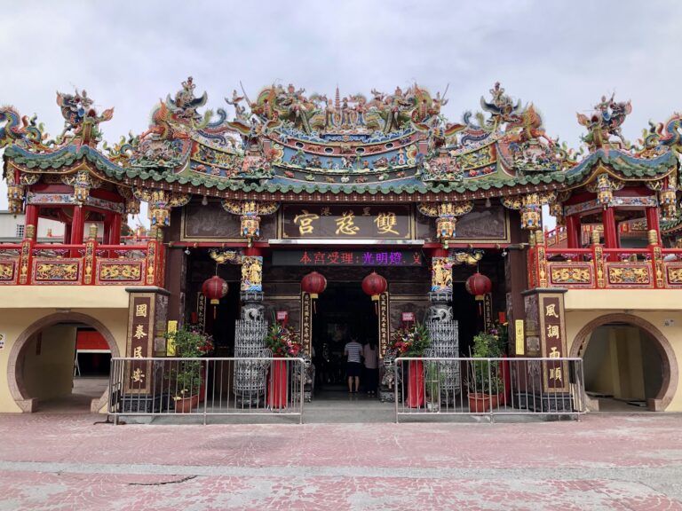 屏東里港雙慈宮廟正面,宏偉廟宇建築