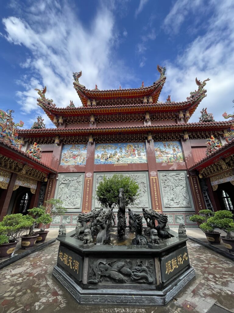 伸港福安宮廟埕正面全景，藍天白雲下的剪黏工藝屋脊