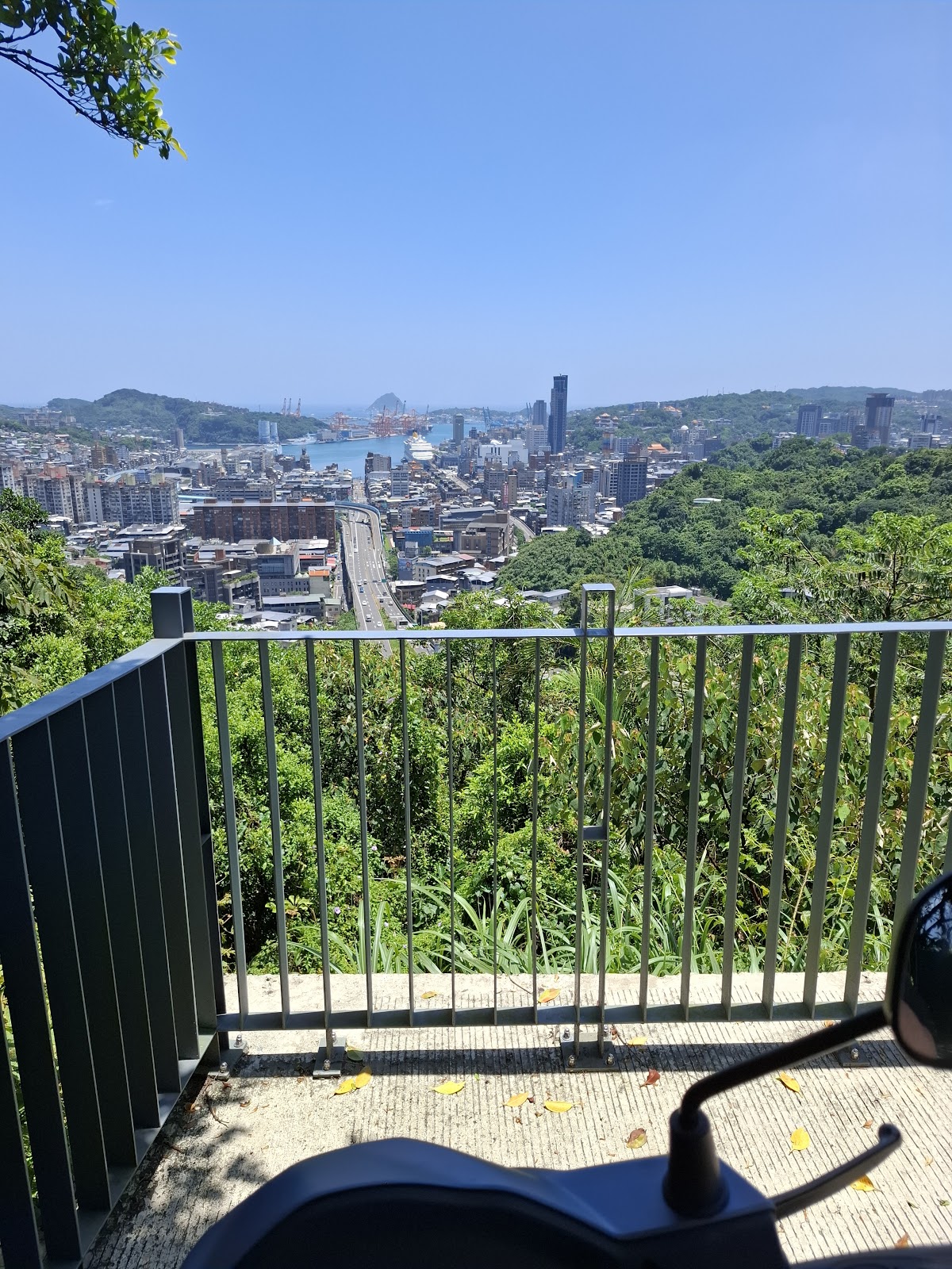 獅球嶺砲台制高點俯瞰基隆市區與港灣全景