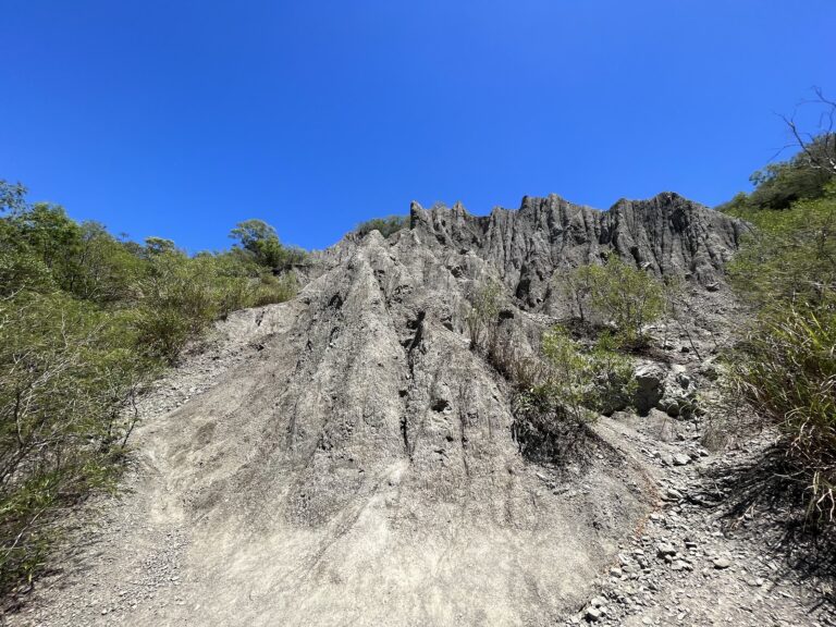 台東利吉月世界惡地地形近距離仰角，泥岩山脊層層堆疊