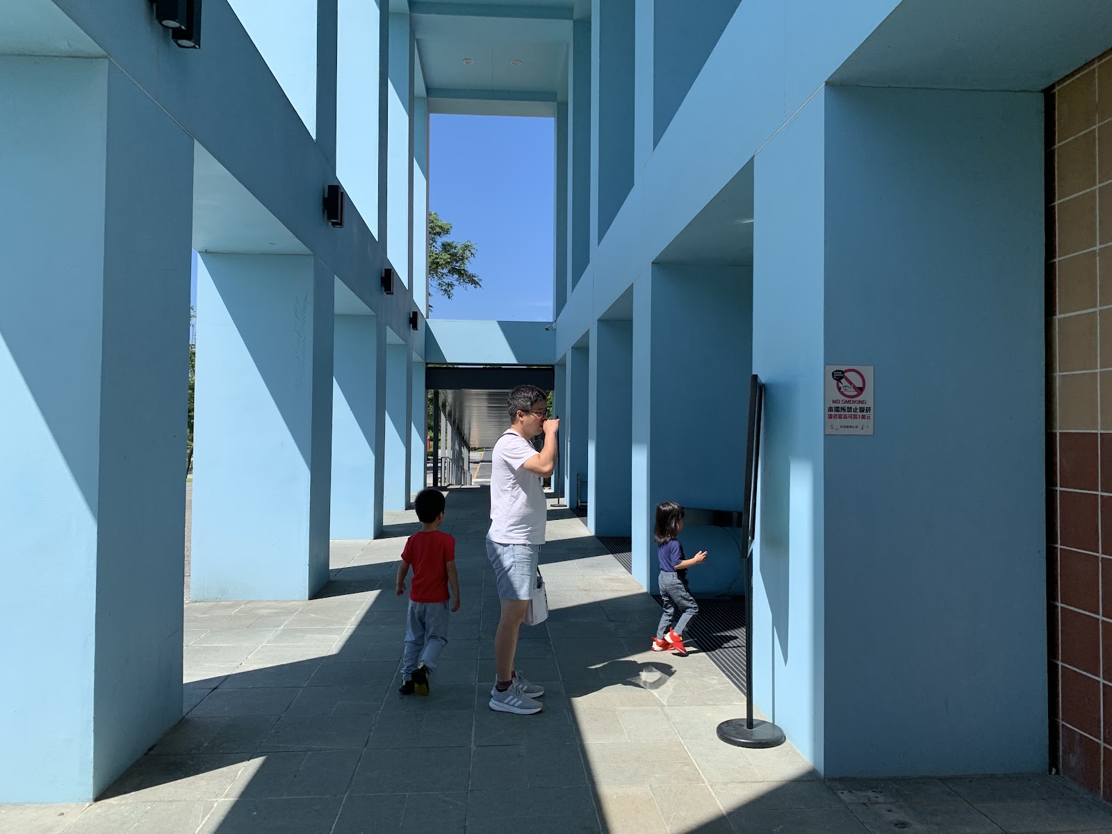 台東史前博物館館內藍色迴廊,光線柔和氛圍十足