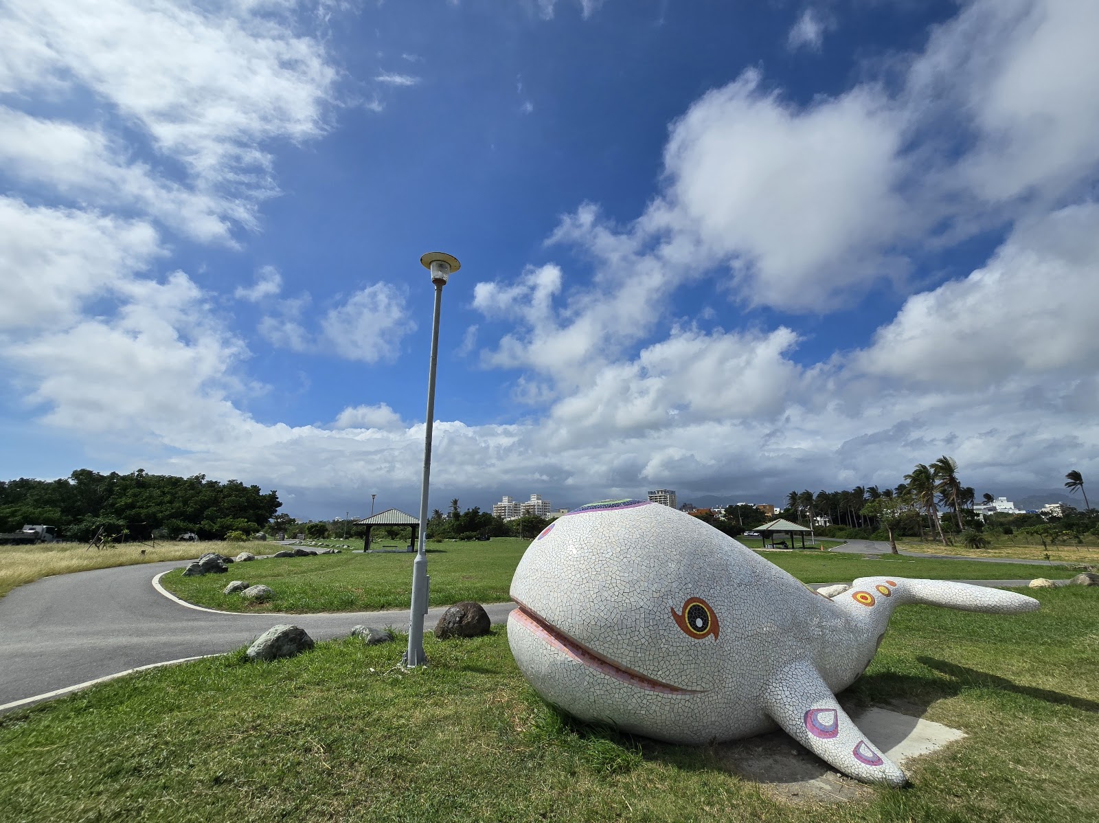 台東海濱公園鯨魚馬賽克裝置藝術,背景草坪與椰樹藍天