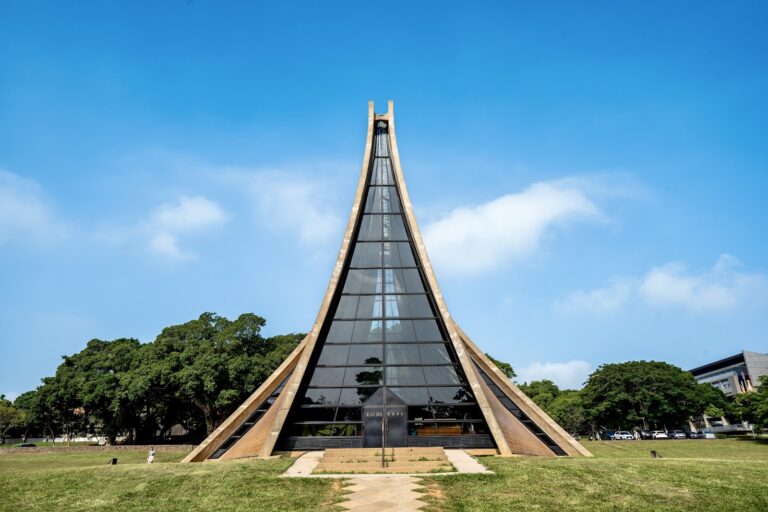 台中東海大學路思義教堂遠景，大草坪與藍天，貝聿銘設計的弧形建築