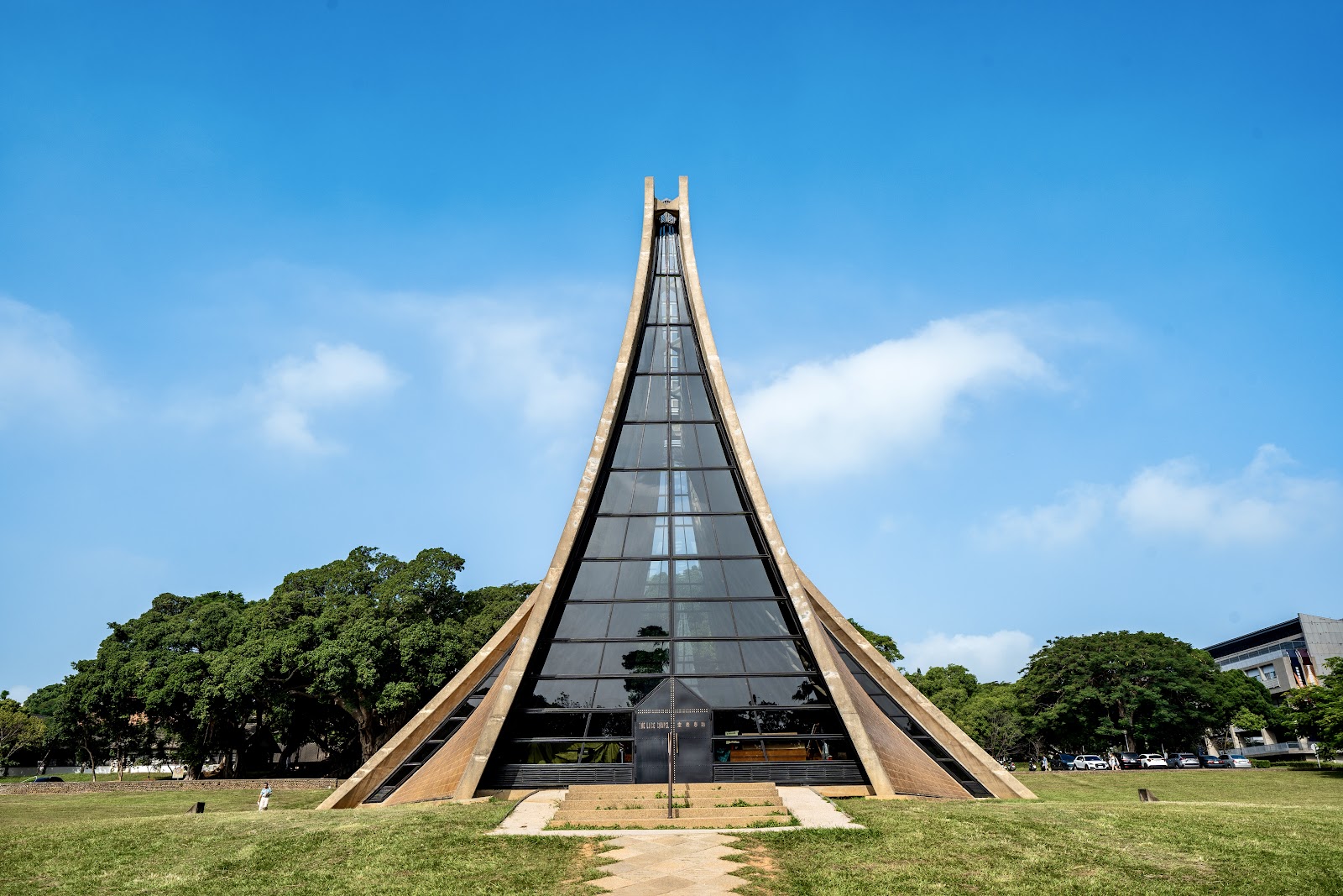 台中東海大學路思義教堂遠景，大草坪與藍天，貝聿銘設計的弧形建築