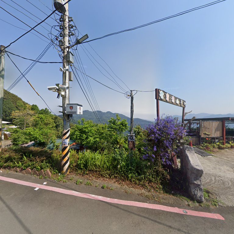 左岸涼山露營區入口周邊的鄉間道路與農莊入口